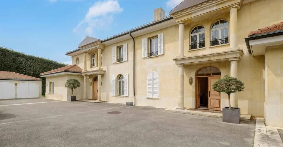Vaste maison de maître divisée en 2 logements avec vue lac – photo 3 sur 12