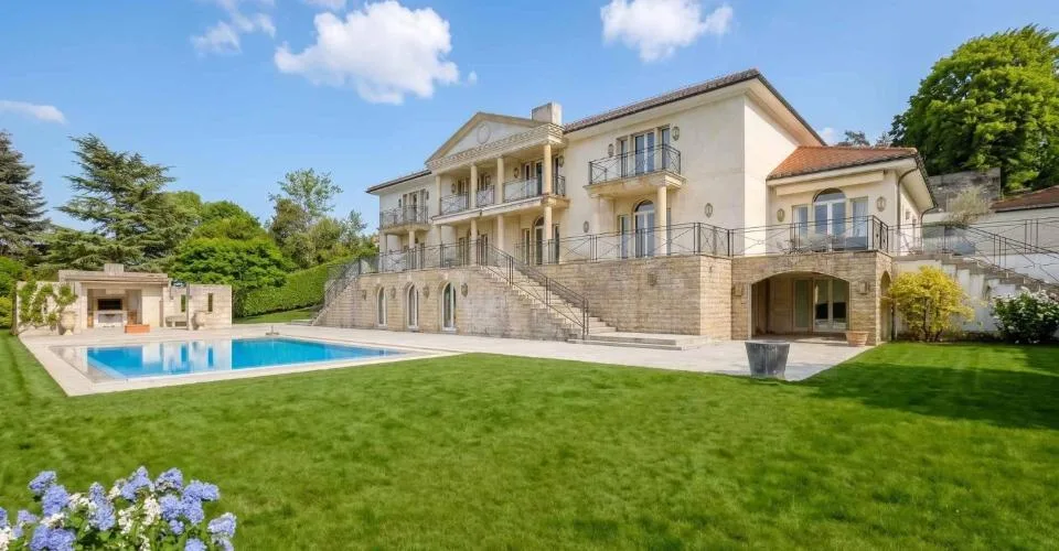 Vaste maison de maître divisée en 2 logements avec vue lac – photo 2 sur 12