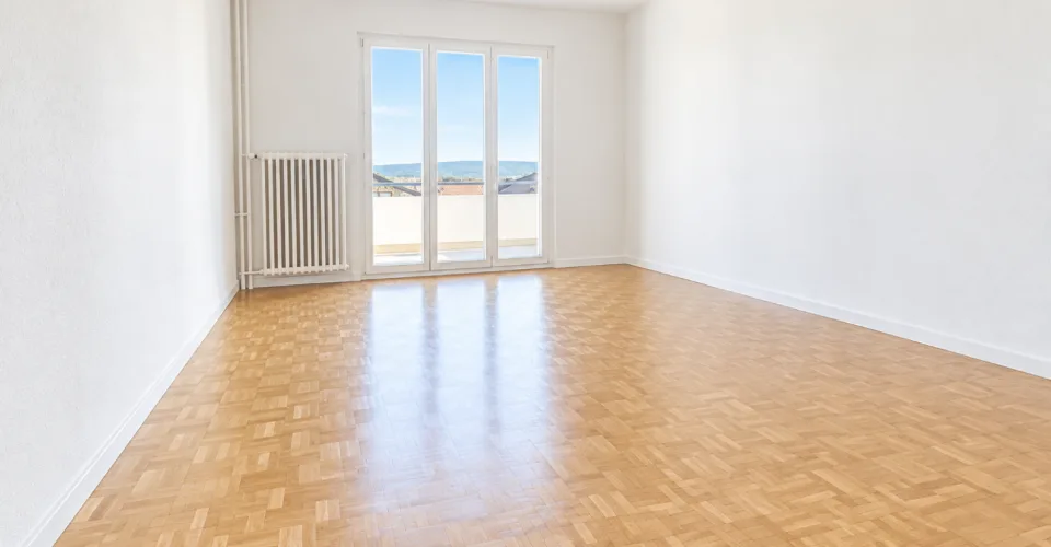 APPARTEMENT DE 3.5 PIÈCES RÉNOVÉ AVEC BALCON ET VUE SUR LE LAC ! – foto 2 di 10