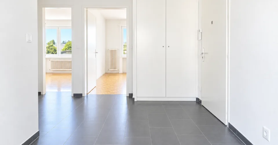 APPARTEMENT DE 3.5 PIÈCES RÉNOVÉ AVEC BALCON ET VUE SUR LE LAC ! – foto 5 di 10