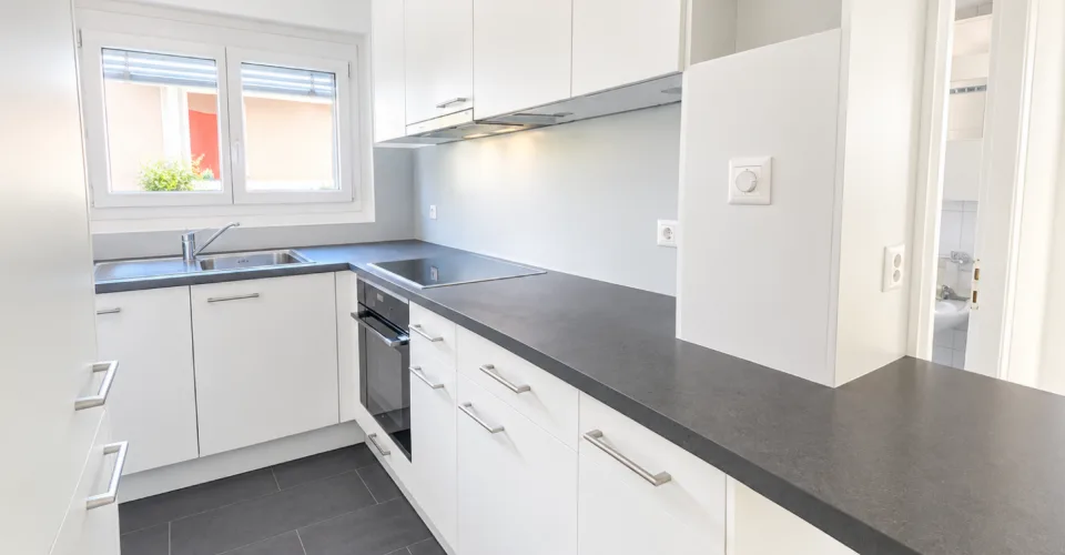 APPARTEMENT DE 3.5 PIÈCES RÉNOVÉ AVEC BALCON ET VUE SUR LE LAC ! – foto 3 di 10