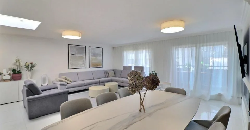 SUPERBE ATTIQUE DE 4,5 PIECES AU CENTRE VILLE AVEC BELLE VUE SUR LE LAC – photo 6 sur 13