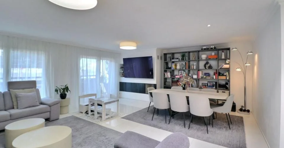 SUPERBE ATTIQUE DE 4,5 PIECES AU CENTRE VILLE AVEC BELLE VUE SUR LE LAC – photo 4 sur 13