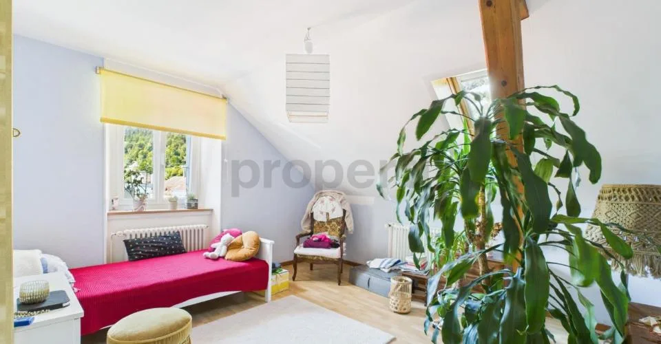 Immeuble de rendement avec 2 appartements, atelier et grand terrain à Noiraigue – Foto 2 von 10