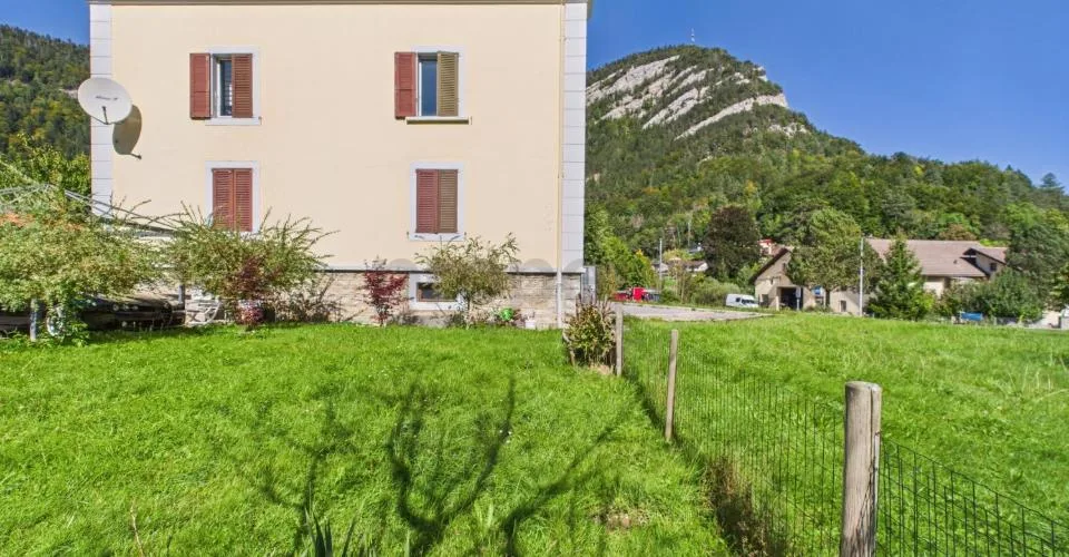 Immeuble de rendement avec 2 appartements, atelier et grand terrain à Noiraigue – Foto 7 von 10