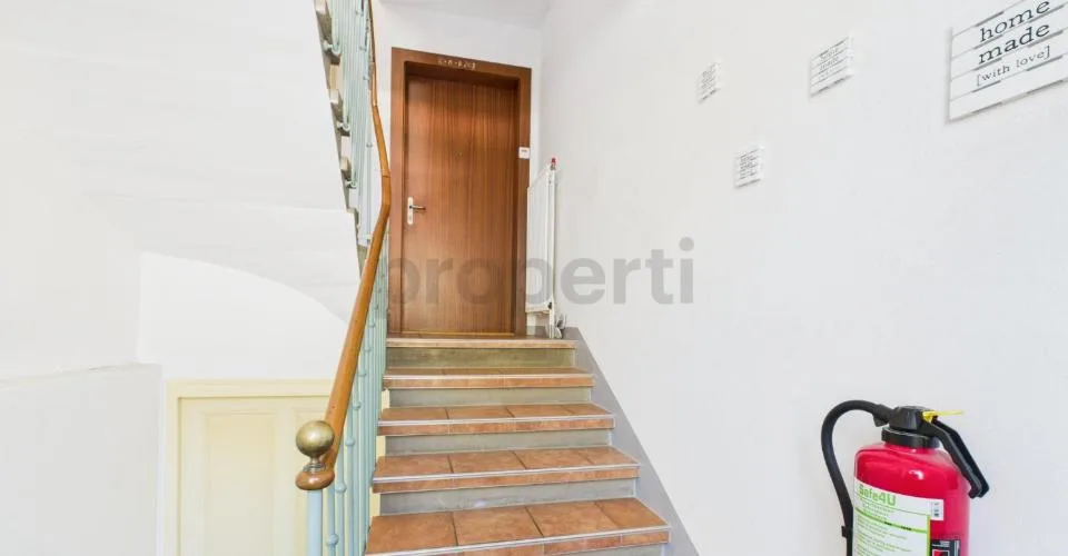 Immeuble de rendement avec 2 appartements, atelier et grand terrain à Noiraigue – Foto 9 von 10