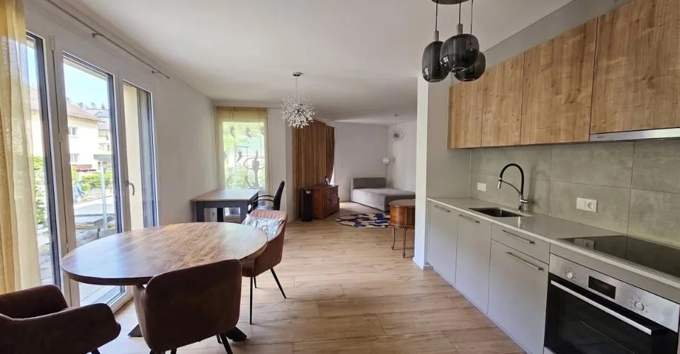 Joli appartement de 2,5 pièces avec terrasses et jardin à Couvet – Foto 3 von 13