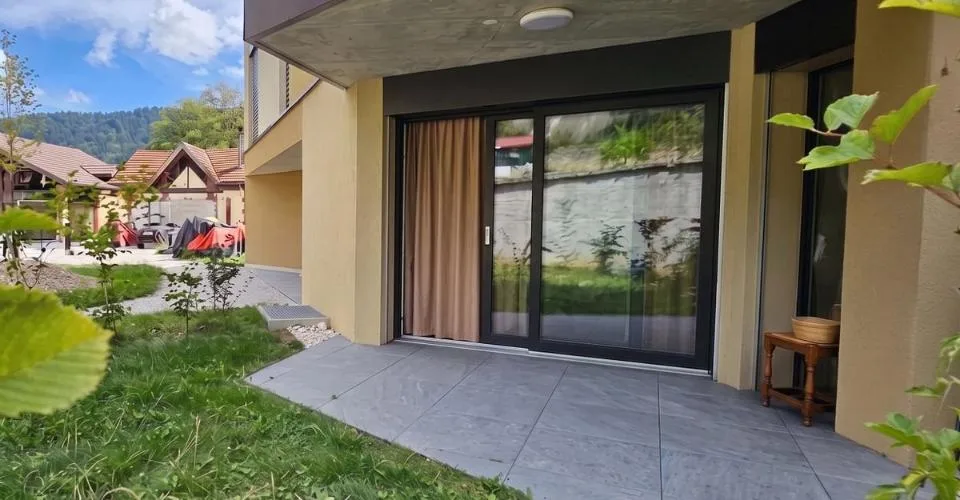 Joli appartement de 2,5 pièces avec terrasses et jardin à Couvet – Foto 9 von 13