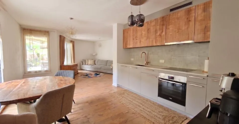 Joli appartement de 2,5 pièces avec terrasses et jardin à Couvet – Foto 4 von 13