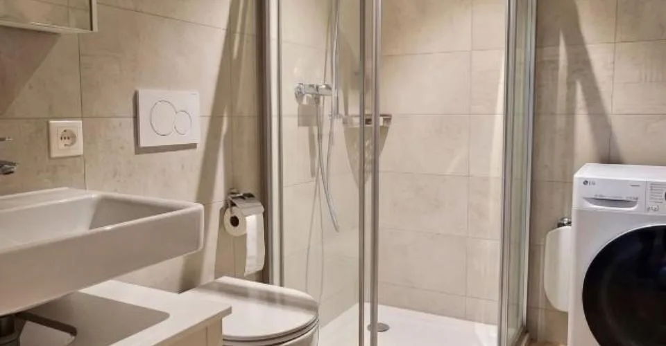 Joli appartement de 2,5 pièces avec terrasses et jardin à Couvet – Foto 7 von 13