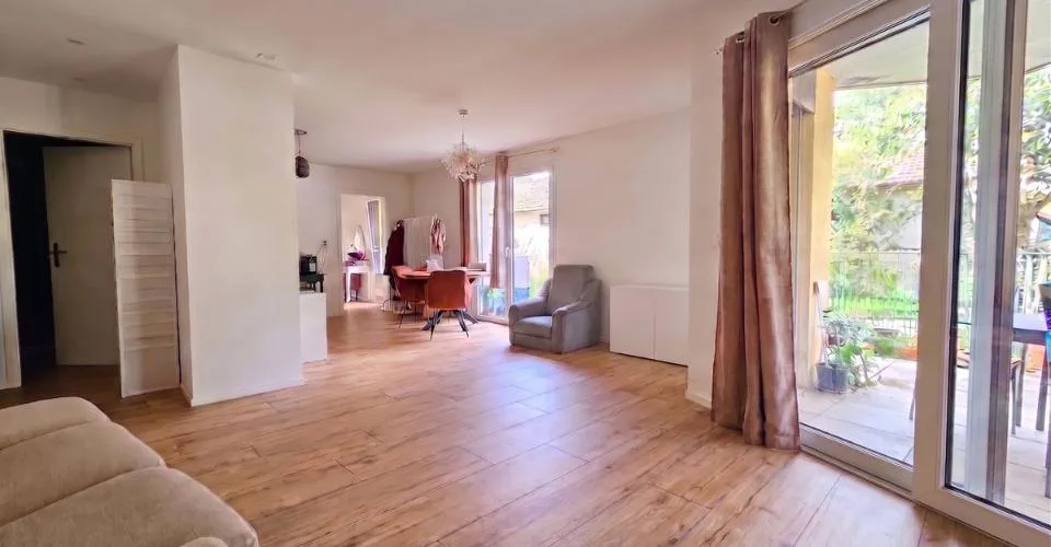 Joli appartement de 2,5 pièces avec terrasses et jardin à Couvet – Foto 2 von 13