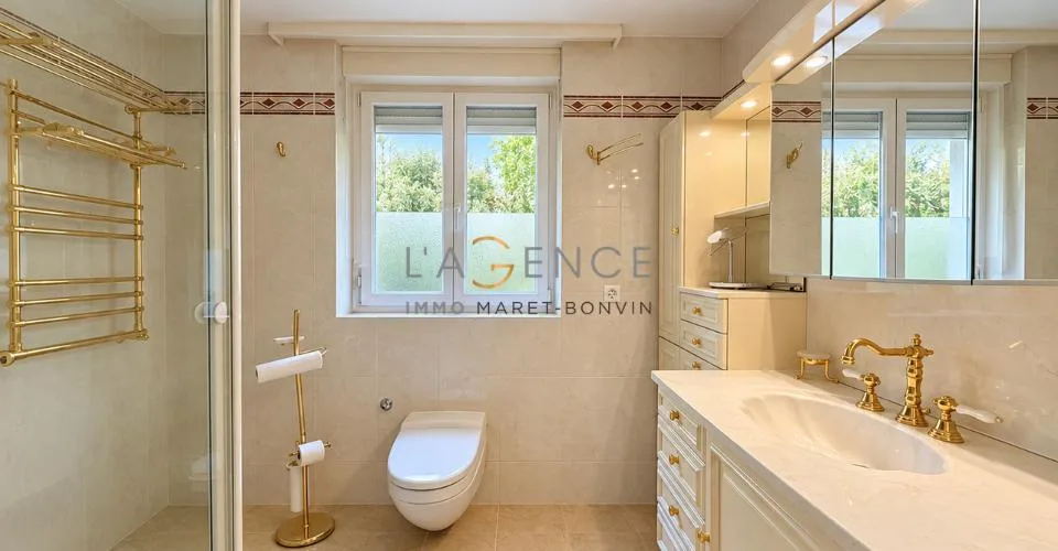 L'ELEGANCE D'UN GRAND CHALET PRIVE FACE AUX ALPES – Foto 11 von 13