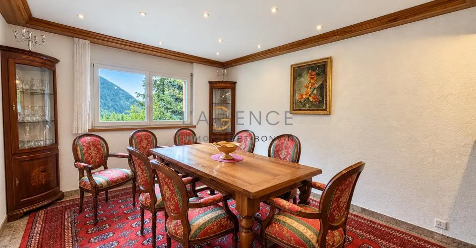 L'ELEGANCE D'UN GRAND CHALET PRIVE FACE AUX ALPES – Foto 3 von 13