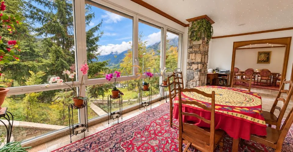 L'ELEGANCE D'UN GRAND CHALET PRIVE FACE AUX ALPES – Foto 2 von 13