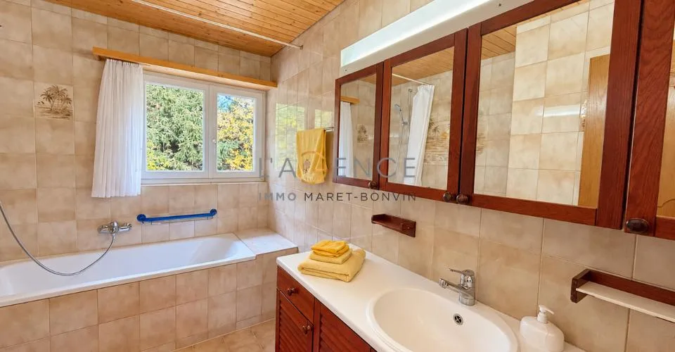 L'ELEGANCE D'UN GRAND CHALET PRIVE FACE AUX ALPES – Foto 12 von 13