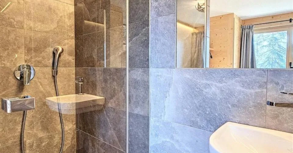 Magnifique Duplex | 4 Chambres Entièrement Rénové à Verbier! – photo 9 sur 10