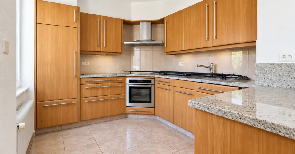 Appartement de 5 pièces 1-2 en duplex avec balcon et places de parc extérieures – Foto 4 von 10