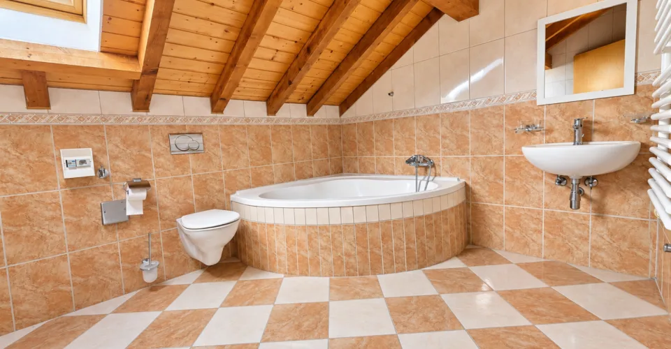 Appartement de 5 pièces 1-2 en duplex avec balcon et places de parc extérieures – Foto 8 von 10