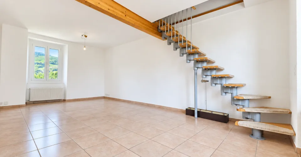 Appartement de 5 pièces 1-2 en duplex avec balcon et places de parc extérieures – Foto 3 von 10