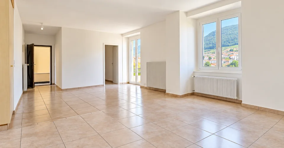 Appartement de 5 pièces 1-2 en duplex avec balcon et places de parc extérieures – Foto 2 von 10