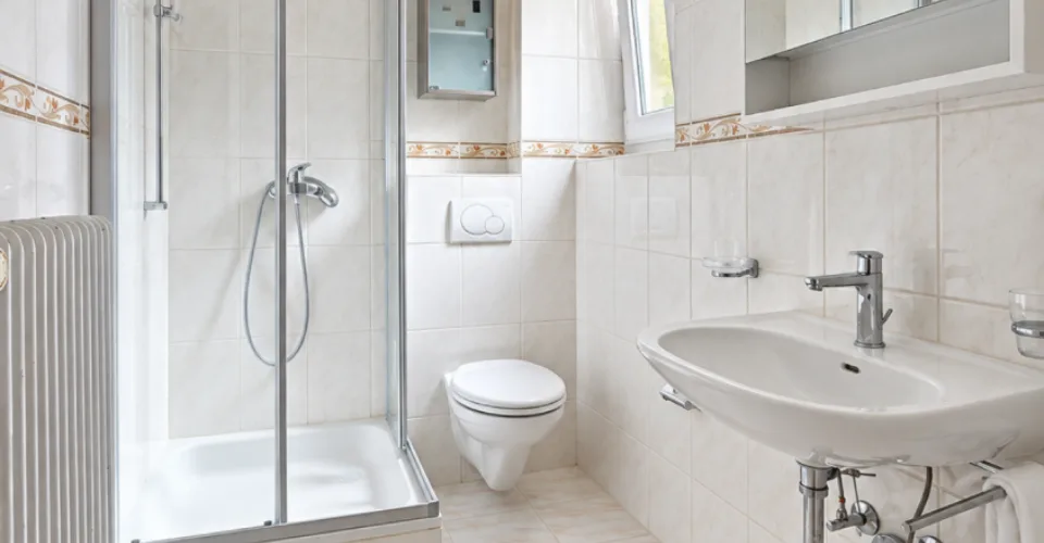 Appartement de 5 pièces 1-2 en duplex avec balcon et places de parc extérieures – Foto 9 von 10