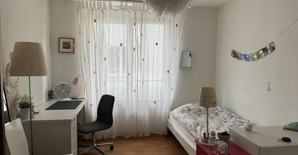 Charmant appartement de 4 pièces au rez-de-chaussée – Foto 4 von 11