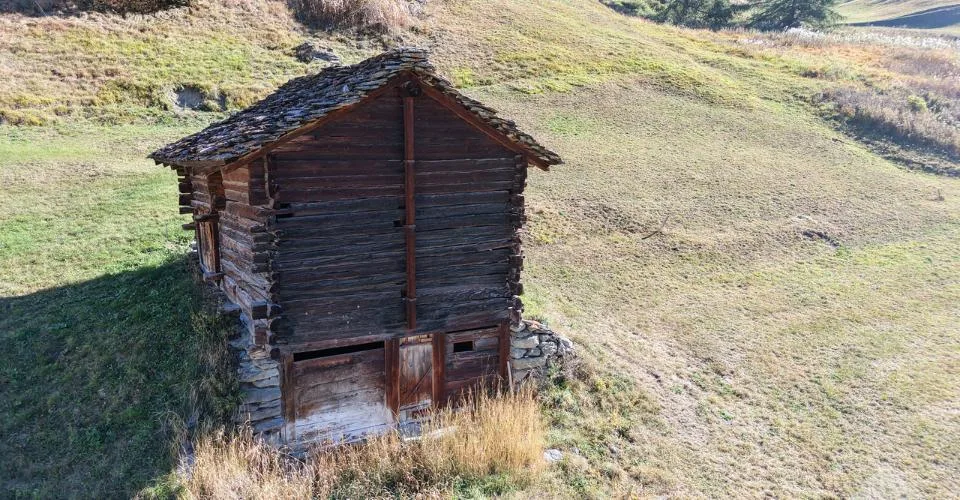 Raccard à rénover dans le hameau de La Forclaz – foto 2 di 8