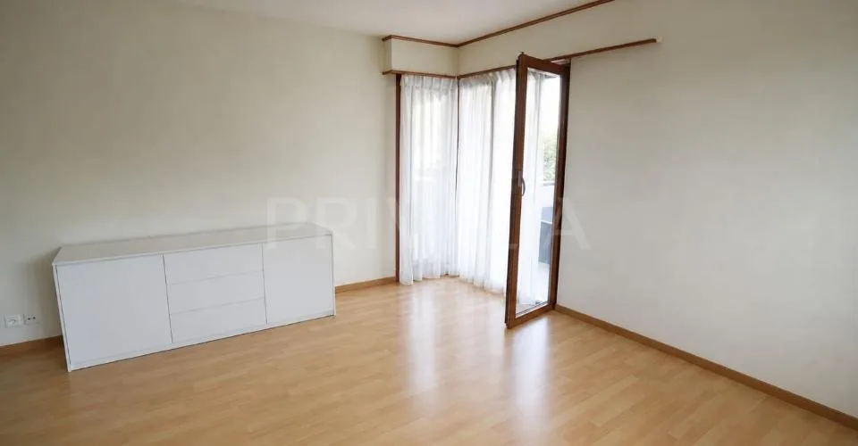 En exclusivité : Charmant 2½ pièces avec balcons et vue sur le lac – Foto 2 von 8