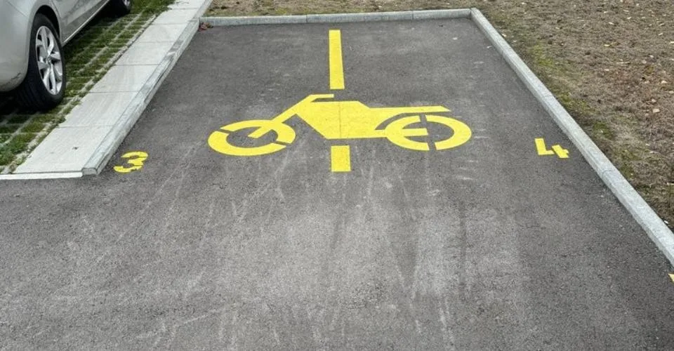 Places de parc deux roues extérieures à louer - PREMIER LOYER OFFERT – foto 2 di 2
