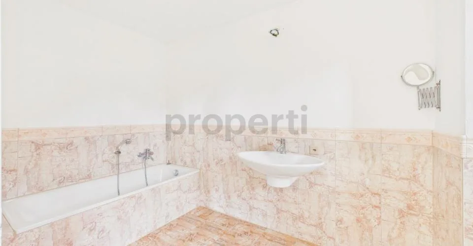 Vendiamo bellissima, generosa casa a Brione sopra Minusio con piscina e giardino. ( No vista Lago) – Foto 10 von 13