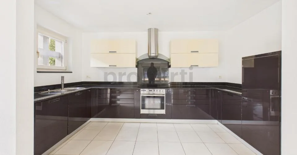 Vendiamo bellissima, generosa casa a Brione sopra Minusio con piscina e giardino. ( No vista Lago) – Foto 5 von 13