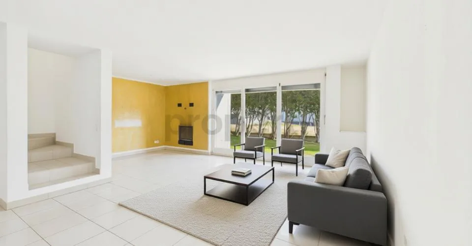Vendiamo bellissima, generosa casa a Brione sopra Minusio con piscina e giardino. ( No vista Lago) – Foto 4 von 13
