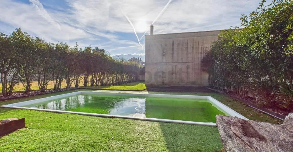 Vendiamo bellissima, generosa casa a Brione sopra Minusio con piscina e giardino. ( No vista Lago) – Foto 2 von 13