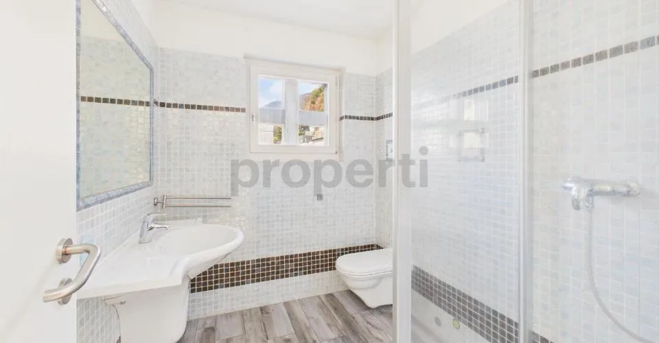Vendiamo bellissima, generosa casa a Brione sopra Minusio con piscina e giardino. ( No vista Lago) – Foto 9 von 13
