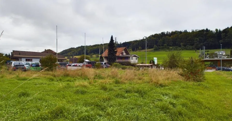 Vielseitiges Baugrundstück in Mischzone M2  648 m² für Wohnen & Gewerbe in Riedtwil – Foto 7 von 8