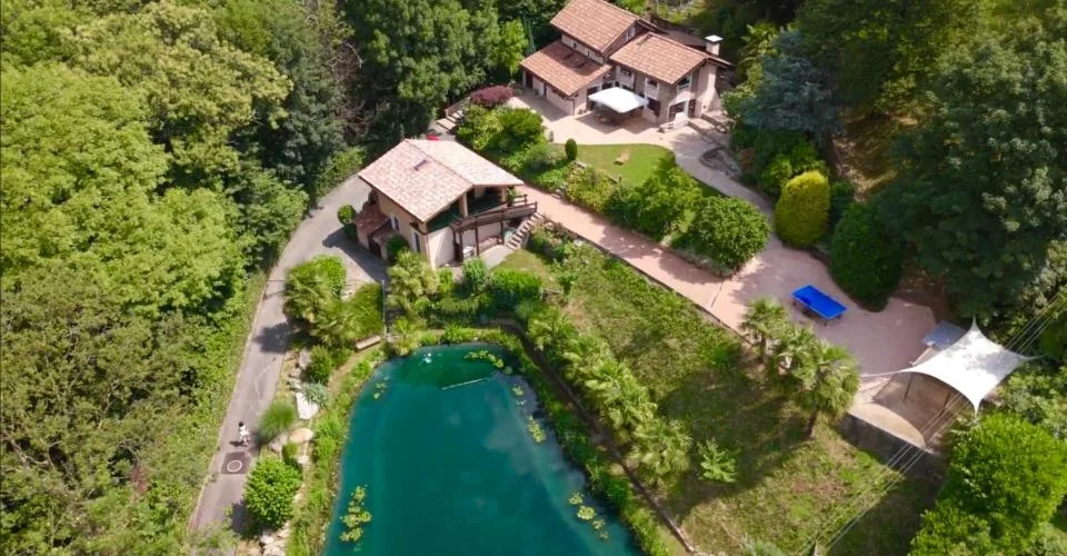 Esclusiva villa da 7.5 locali immersa nel verde con dépendance e laghetto – Foto 2 von 13