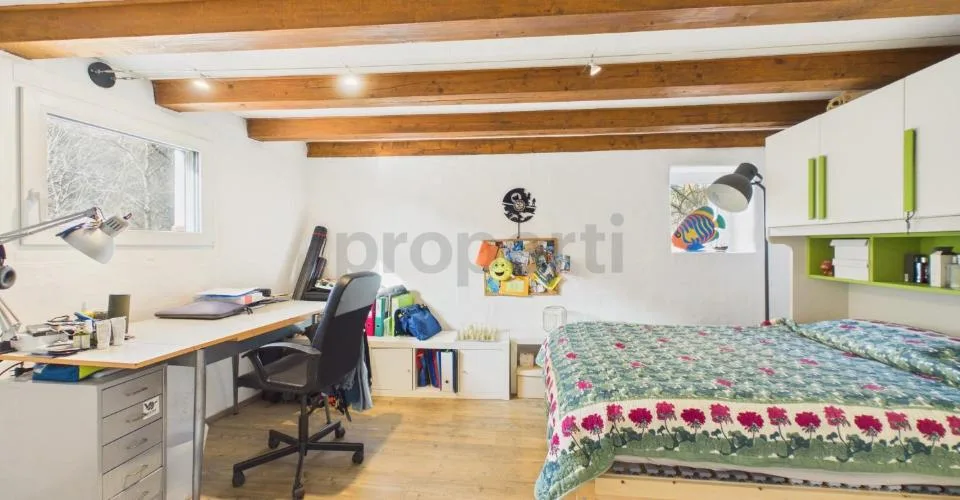 Esclusiva villa da 7.5 locali immersa nel verde con dépendance e laghetto – Foto 8 von 13