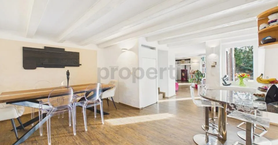Esclusiva villa da 7.5 locali immersa nel verde con dépendance e laghetto – Foto 4 von 13