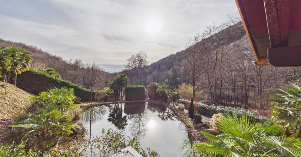 Esclusiva villa da 7.5 locali immersa nel verde con dépendance e laghetto – Foto 7 von 13