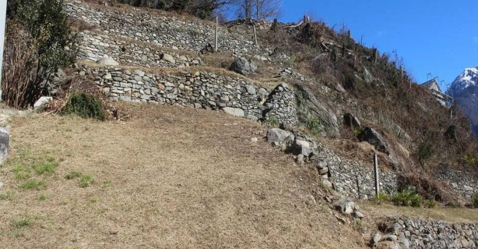 Terrain constructible R2 de 770 m², avant-projet et grotto-rustique existant – Foto 2 von 10