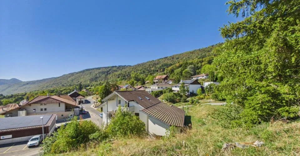 Terrain constructible de 901 m² au centre du village, Projet autorisé pour 2 appartements, Possibilité de parcelle individuelle – Foto 2 von 6