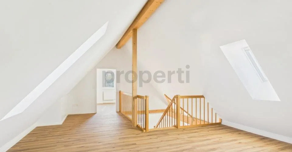 Maisonette mit Dachgeschoss-Charme, Holzbalken und viel Privatsphäre in Feuerthalen – Foto 5 von 11