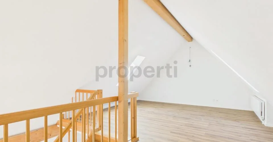 Maisonette mit Dachgeschoss-Charme, Holzbalken und viel Privatsphäre in Feuerthalen – Foto 6 von 11