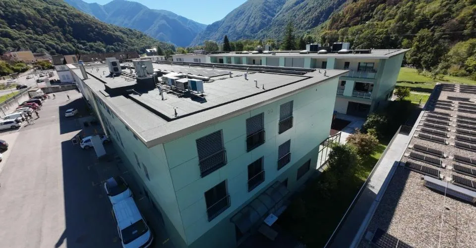 Opportunité d'Investissement au Cœur du Vallemaggia : Ensemble Immobilier Complet à Haute Efficacité Énergétique de 2017 avec 10 Appartements, 6 Espaces Commerciaux, Restaurant et Places de Parc en Garage ! – Foto 5 von 6