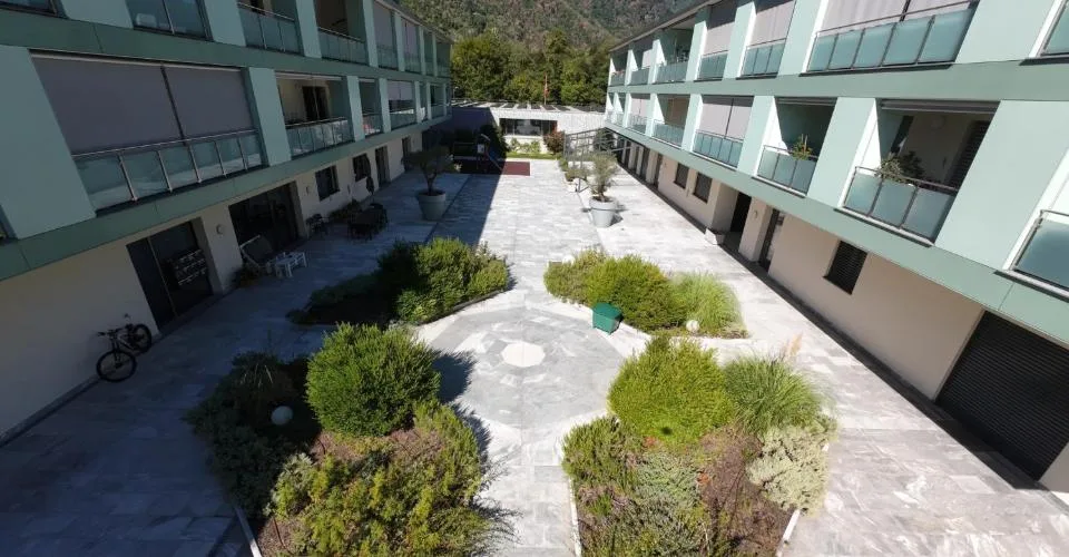 Opportunité d'Investissement au Cœur du Vallemaggia : Ensemble Immobilier Complet à Haute Efficacité Énergétique de 2017 avec 10 Appartements, 6 Espaces Commerciaux, Restaurant et Places de Parc en Garage ! – Foto 4 von 6