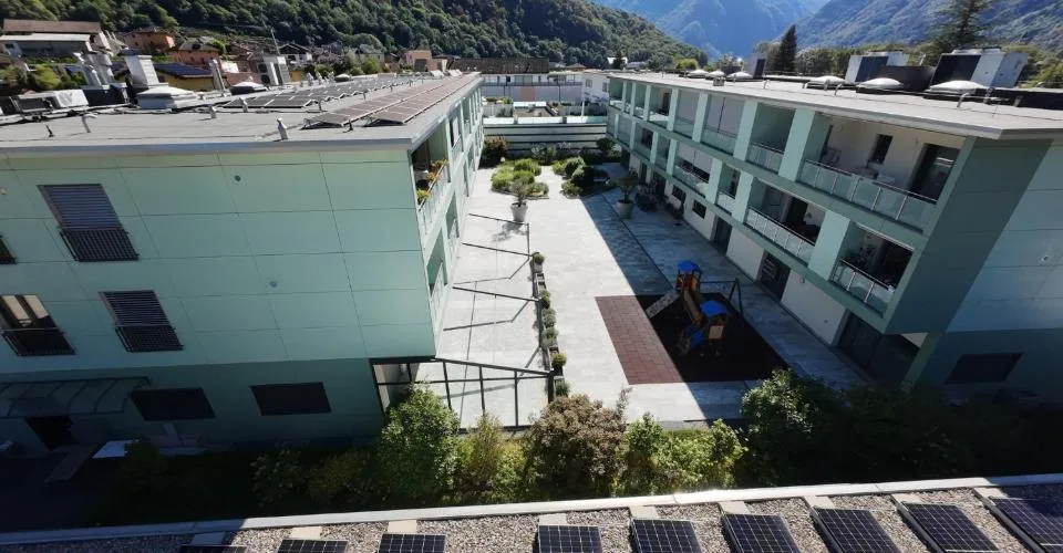 Opportunité d'Investissement au Cœur du Vallemaggia : Ensemble Immobilier Complet à Haute Efficacité Énergétique de 2017 avec 10 Appartements, 6 Espaces Commerciaux, Restaurant et Places de Parc en Garage ! – Foto 2 von 6