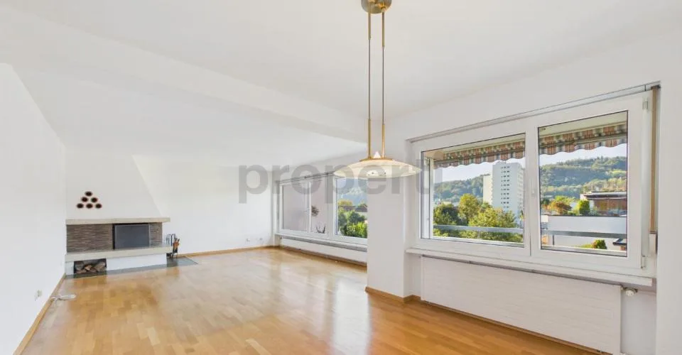 4.5-5.5 Zimmer Wohnung mit privater 120 m² Dachterrasse mit verglastem Pavillon, Cheminée, Süd-Balkon & Tiefgaragenplatz! – Foto 2 von 13