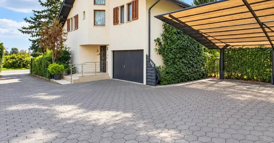 Maison familiale en demi-niveaux avec jardin arboré – photo 2 sur 15