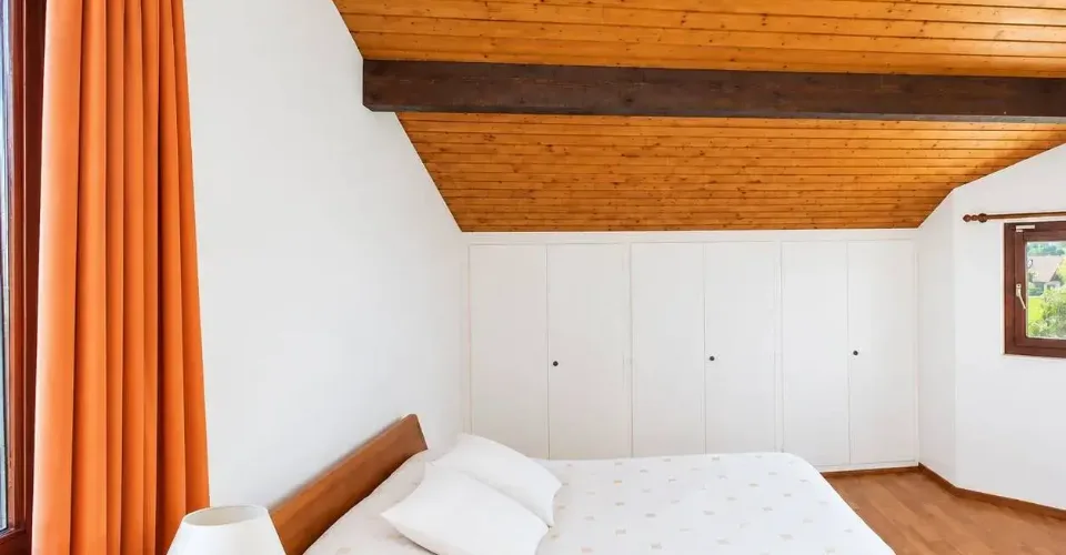 Maison familiale en demi-niveaux avec jardin arboré – photo 11 sur 15
