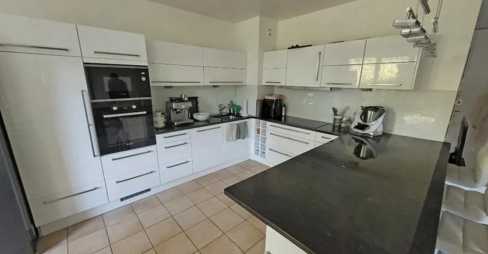 Appartement meublé de standing en rez-de-jardin – photo 2 sur 7